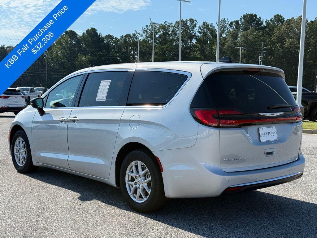 used 2024 Chrysler Pacifica car, priced at $29,118