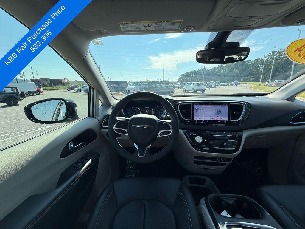 used 2024 Chrysler Pacifica car, priced at $29,118