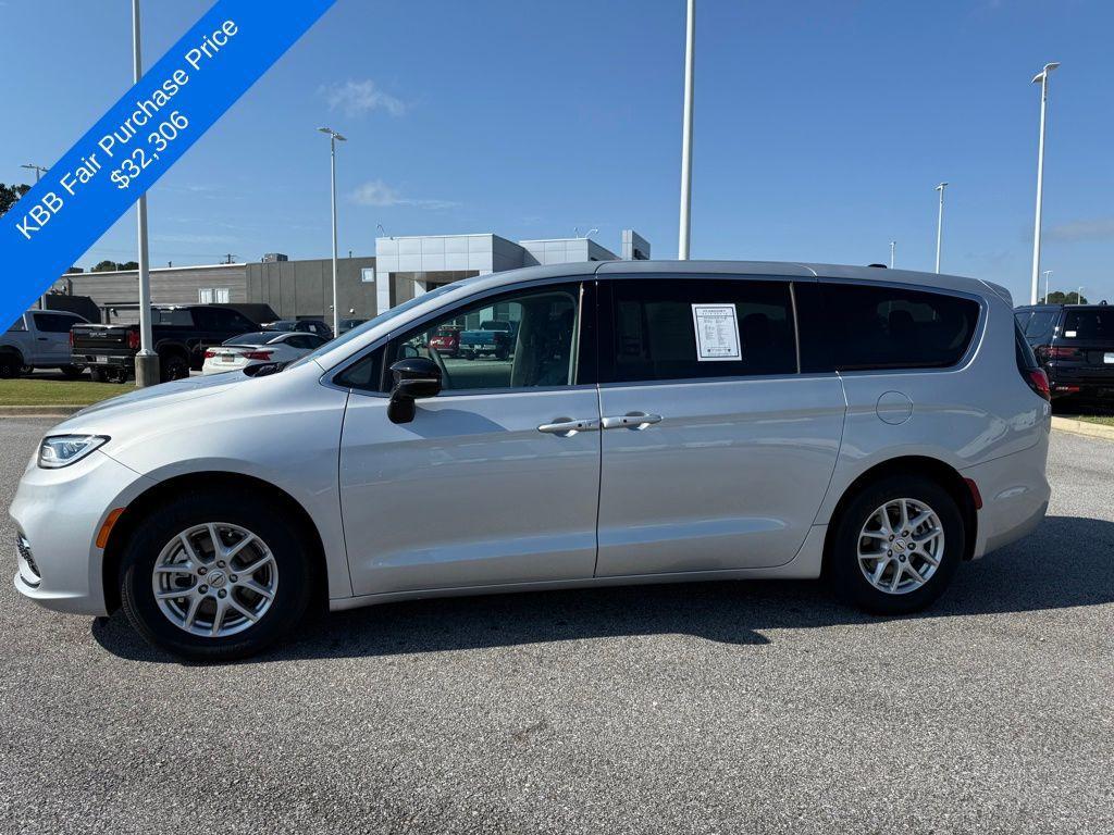 used 2024 Chrysler Pacifica car, priced at $29,118