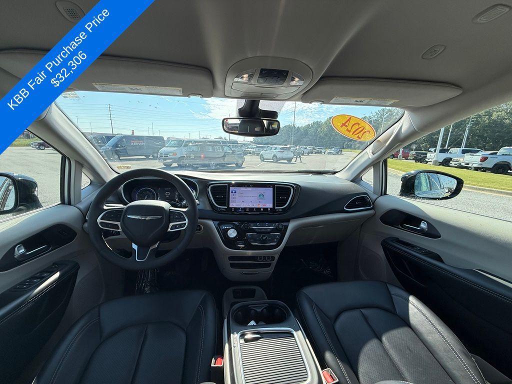 used 2024 Chrysler Pacifica car, priced at $29,118