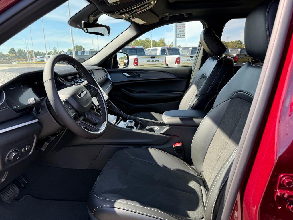 new 2025 Jeep Grand Cherokee car, priced at $34,125