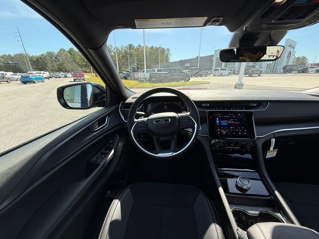 new 2025 Jeep Grand Cherokee car, priced at $34,125