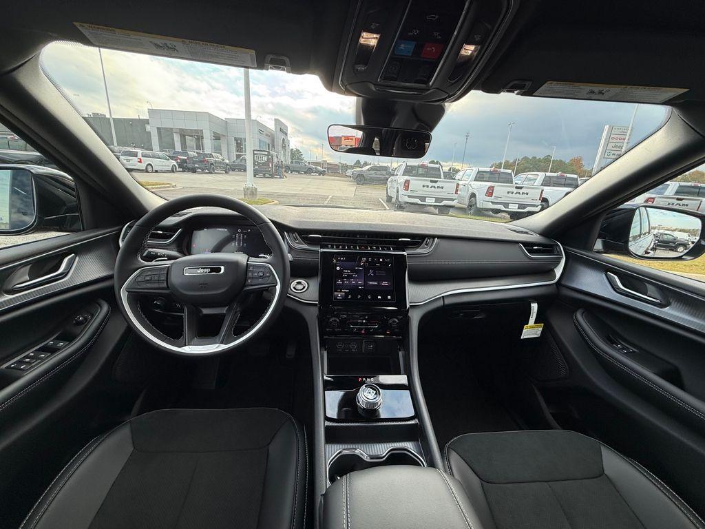 new 2025 Jeep Grand Cherokee car, priced at $32,625