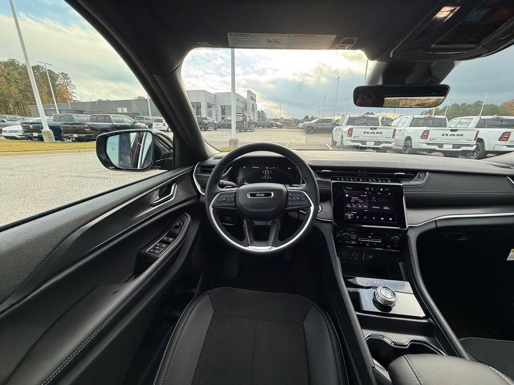 new 2025 Jeep Grand Cherokee car, priced at $32,625