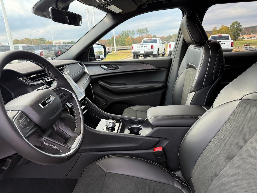 new 2025 Jeep Grand Cherokee car, priced at $32,625