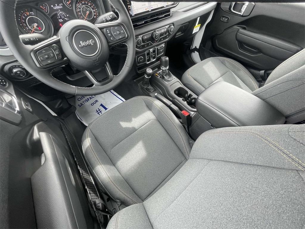 new 2025 Jeep Gladiator car, priced at $45,689