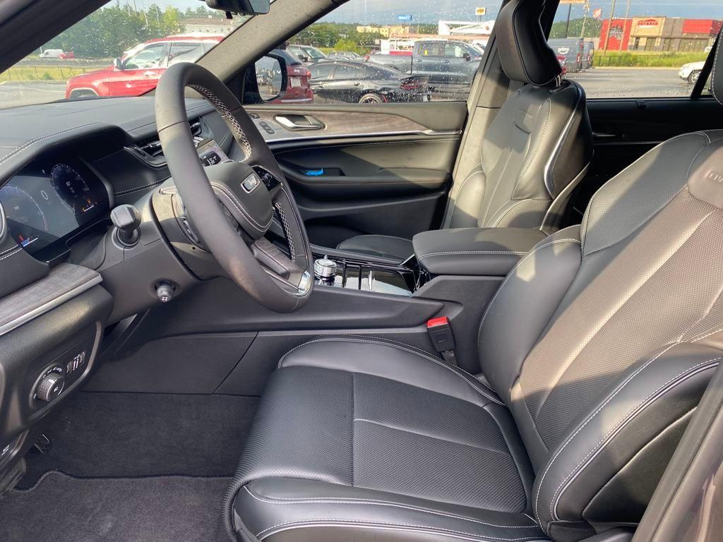 new 2025 Jeep Grand Cherokee car, priced at $50,870