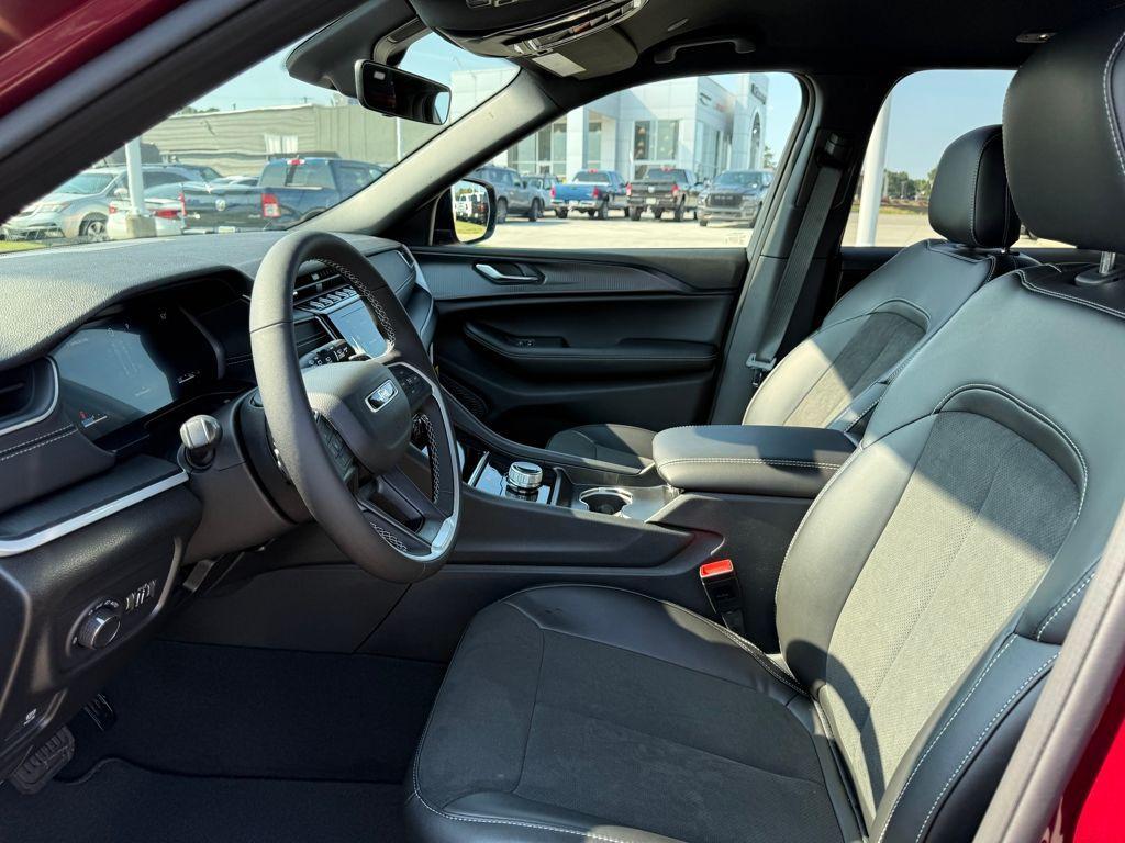 new 2025 Jeep Grand Cherokee car, priced at $33,625