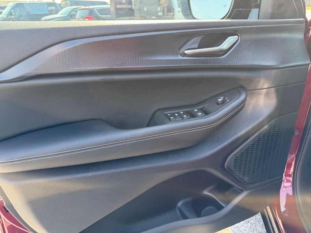 new 2025 Jeep Grand Cherokee car, priced at $33,625