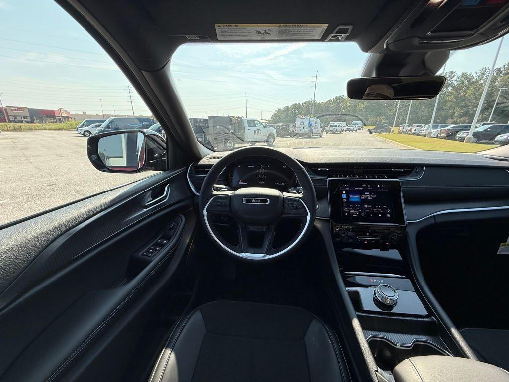 new 2025 Jeep Grand Cherokee car, priced at $33,625