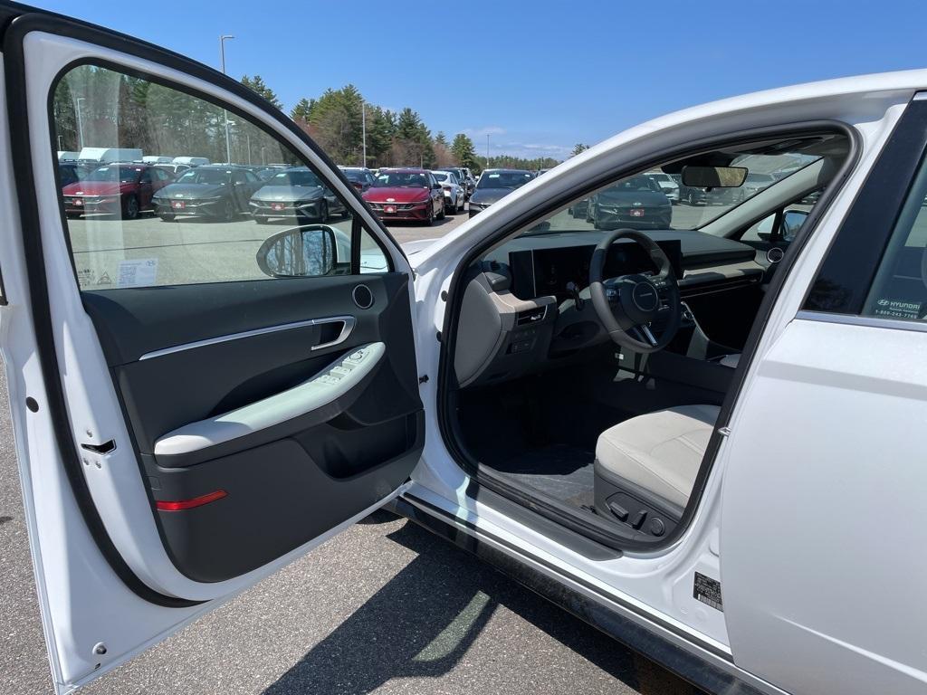 new 2025 Hyundai Sonata Hybrid car, priced at $31,953