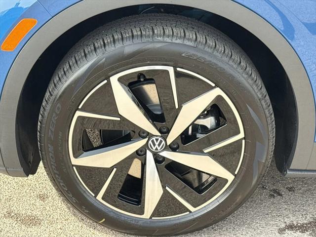 new 2025 Volkswagen ID.4 car, priced at $48,547