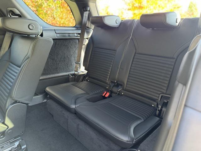 new 2025 Land Rover Discovery car, priced at $69,093