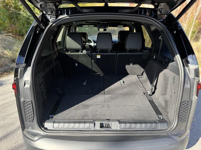 new 2025 Land Rover Discovery car, priced at $69,093
