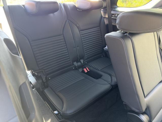 new 2025 Land Rover Discovery car, priced at $69,093