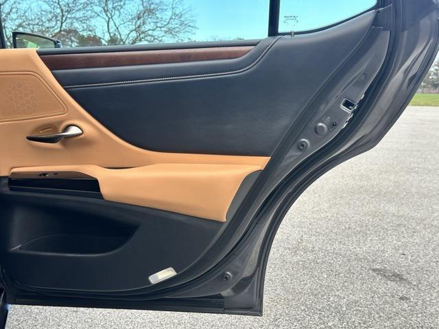 used 2023 Lexus ES 300h car, priced at $40,997