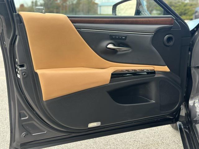 used 2023 Lexus ES 300h car, priced at $40,997