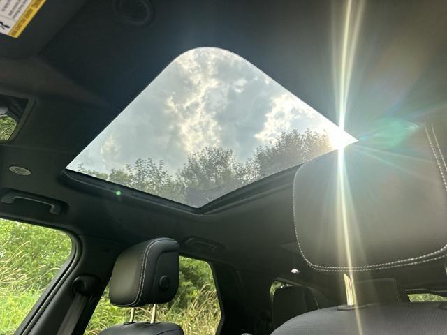 new 2025 Land Rover Discovery car, priced at $64,468