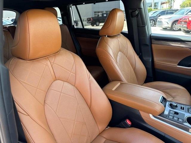 used 2023 Toyota Highlander car, priced at $39,998
