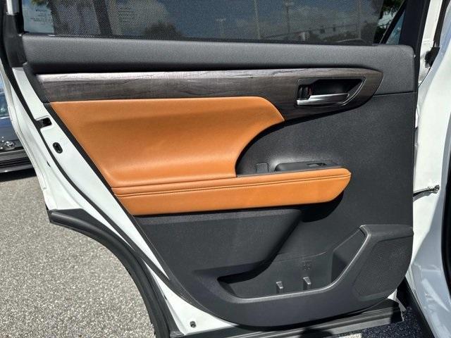 used 2023 Toyota Highlander car, priced at $39,998
