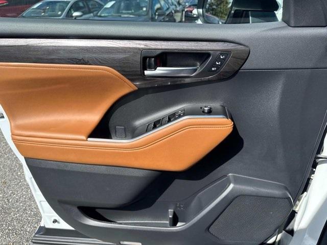 used 2023 Toyota Highlander car, priced at $39,998