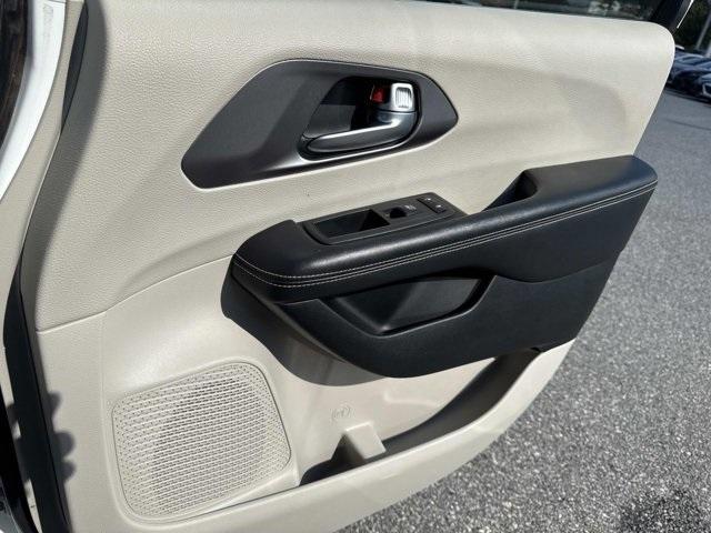 used 2022 Chrysler Pacifica Hybrid car, priced at $19,800
