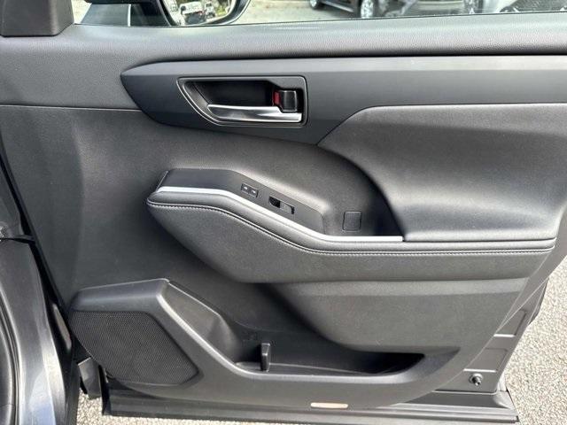 used 2024 Toyota Highlander car, priced at $28,000