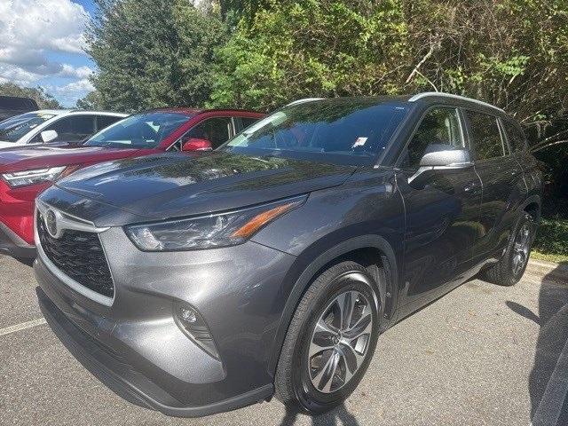 used 2024 Toyota Highlander car, priced at $32,000
