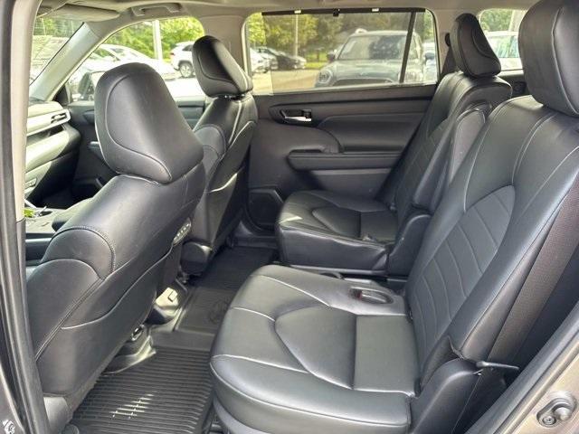 used 2024 Toyota Highlander car, priced at $28,000