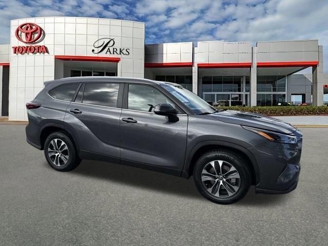 used 2024 Toyota Highlander car, priced at $28,000