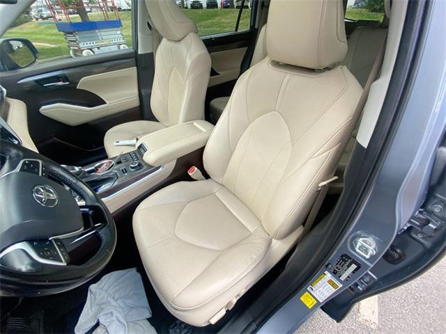 used 2022 Toyota Highlander car, priced at $36,700