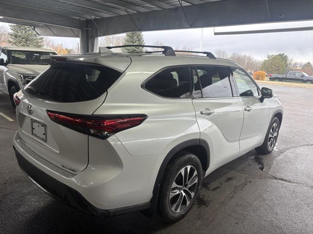 used 2022 Toyota Highlander car, priced at $36,077