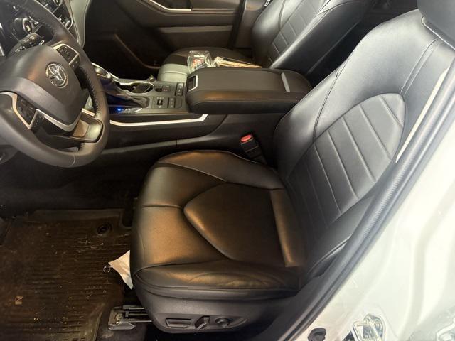 used 2022 Toyota Highlander car, priced at $36,077