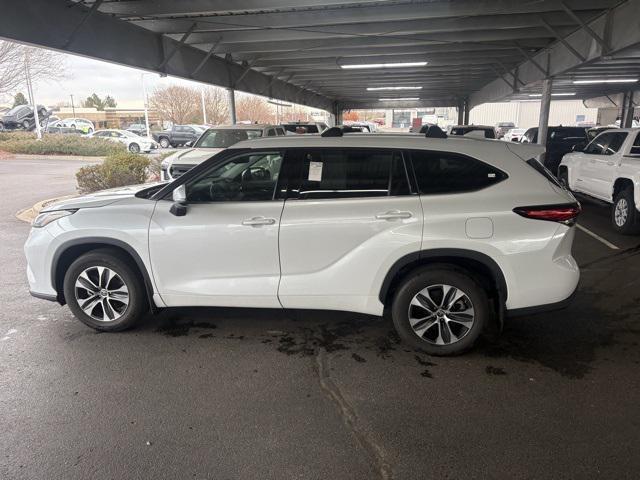 used 2022 Toyota Highlander car, priced at $36,077