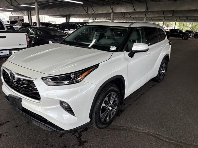 used 2022 Toyota Highlander car, priced at $32,998