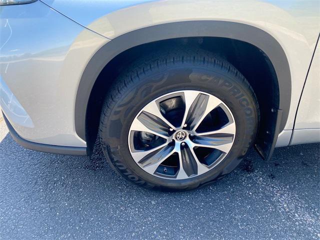 used 2023 Toyota Highlander car, priced at $34,495