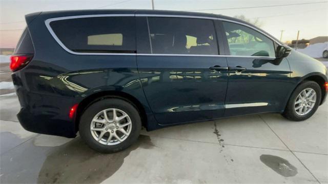 new 2025 Chrysler Pacifica car, priced at $40,020