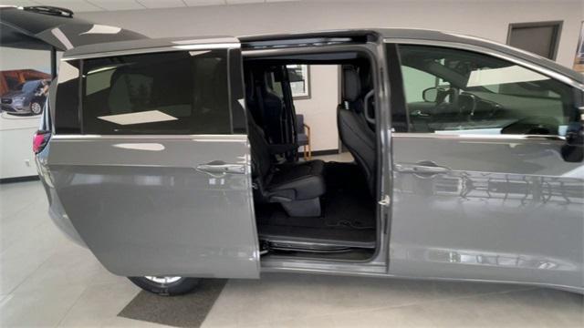 new 2025 Chrysler Pacifica car, priced at $40,626