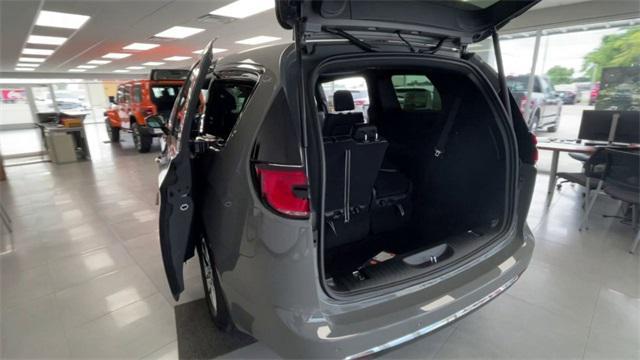 new 2025 Chrysler Pacifica car, priced at $40,626