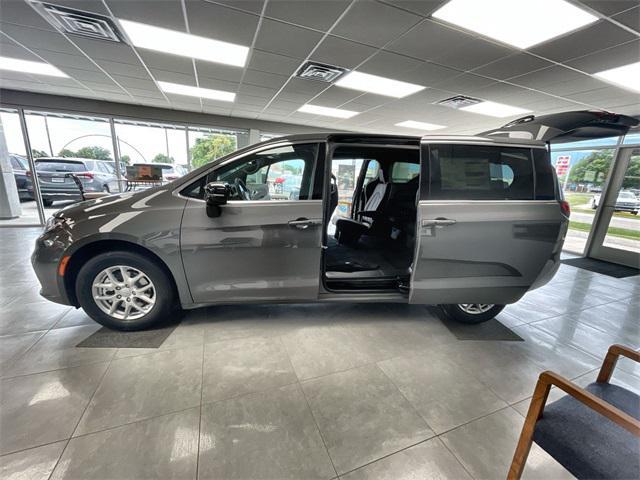new 2025 Chrysler Pacifica car, priced at $40,626