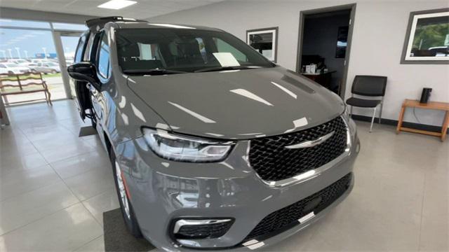 new 2025 Chrysler Pacifica car, priced at $40,626