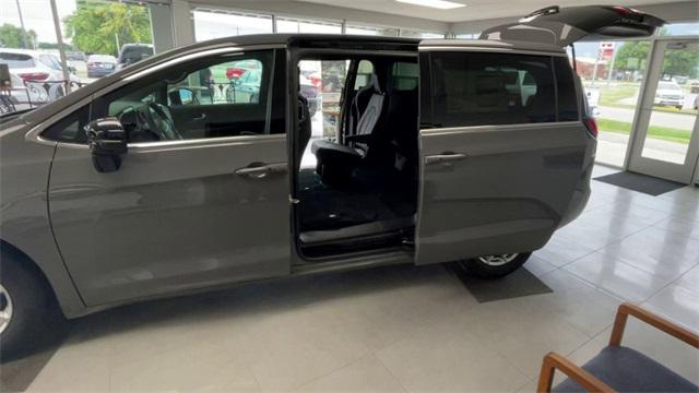 new 2025 Chrysler Pacifica car, priced at $40,626