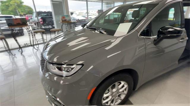 new 2025 Chrysler Pacifica car, priced at $40,626