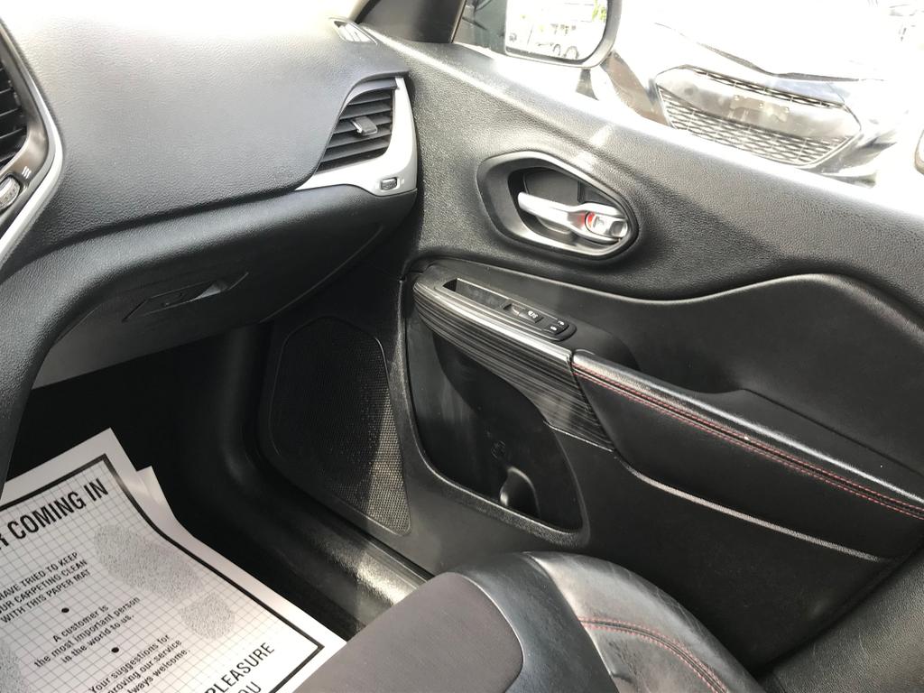 used 2015 Jeep Cherokee car, priced at $10,495