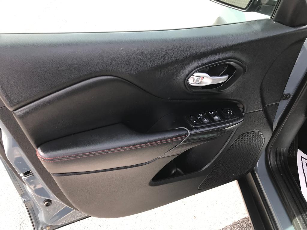 used 2015 Jeep Cherokee car, priced at $10,495