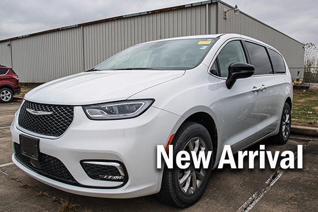 used 2024 Chrysler Pacifica car, priced at $38,997