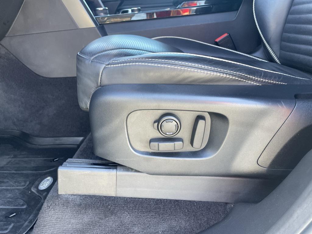 used 2020 Land Rover Discovery car, priced at $27,500