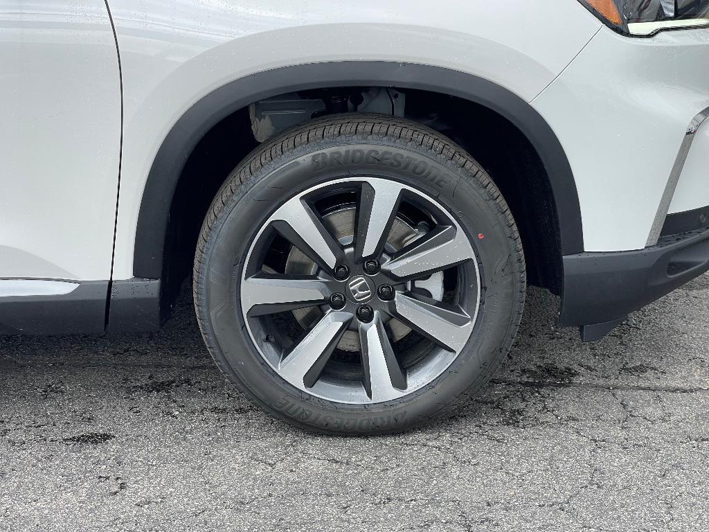 new 2025 Honda Pilot car, priced at $46,303