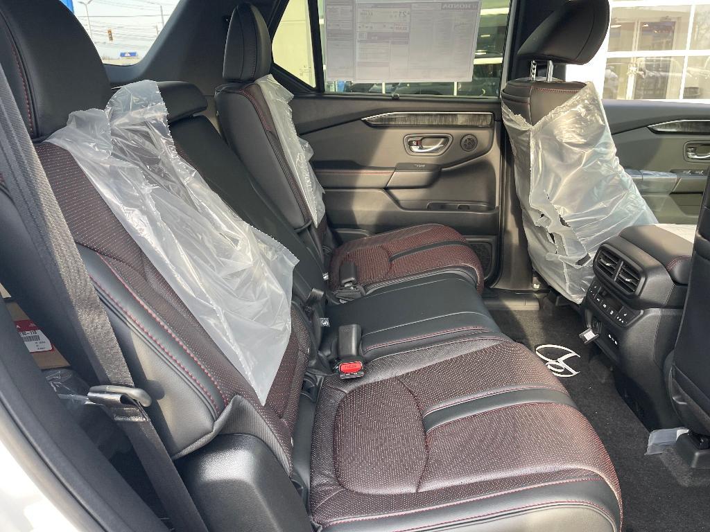 new 2025 Honda Pilot car, priced at $52,674