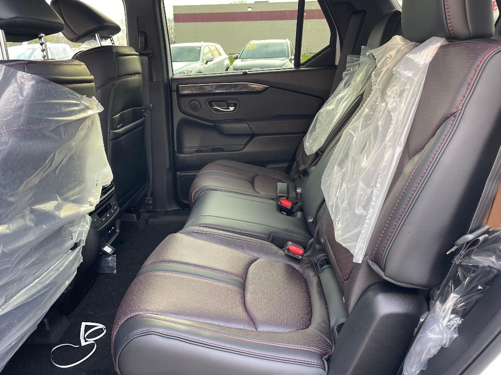 new 2025 Honda Pilot car, priced at $52,674